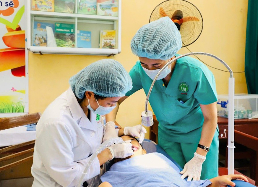 Đội ngũ bác sĩ Bệnh viện Răng Hàm Mặt Trung ương Hà Nội, Trung tâm kiểm soát bệnh tật tỉnh và các bác sĩ tư nhân khám, điều trị và tư vấn răng miệng cho các em học sinh